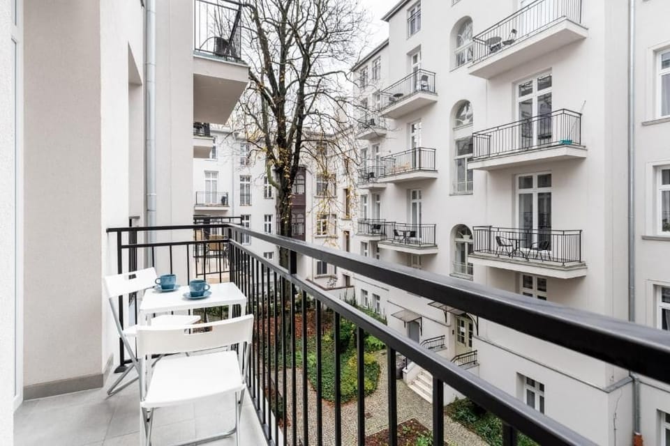 Deluxe Studio, Balcony, Courtyard View | Outdoor dining