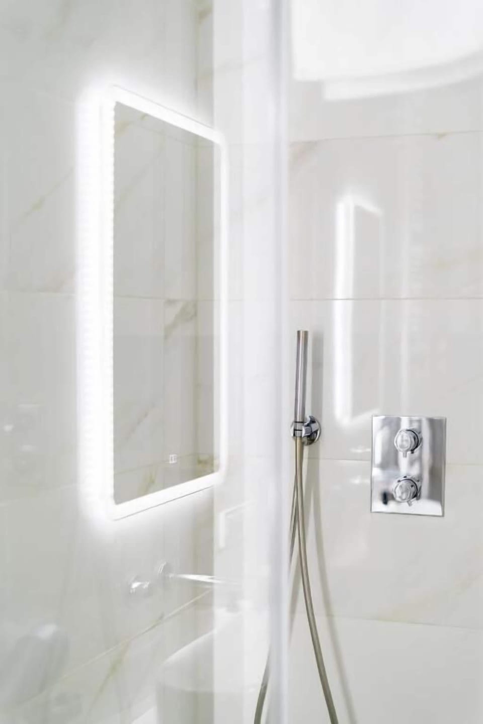 Deluxe Studio, Balcony, Courtyard View | Bathroom
