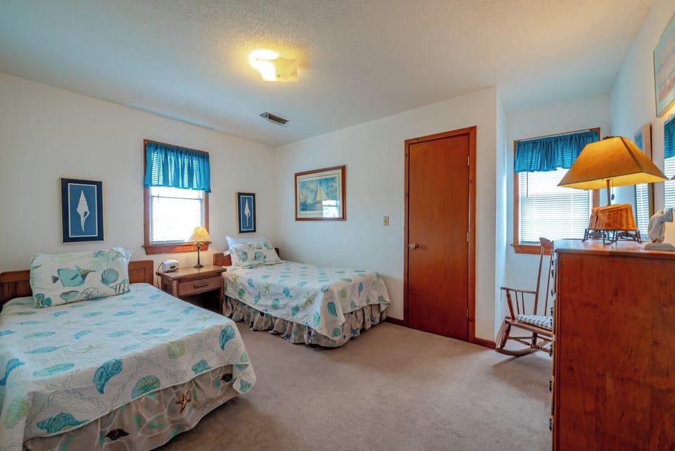 Top Level Bedroom w/2 Singles