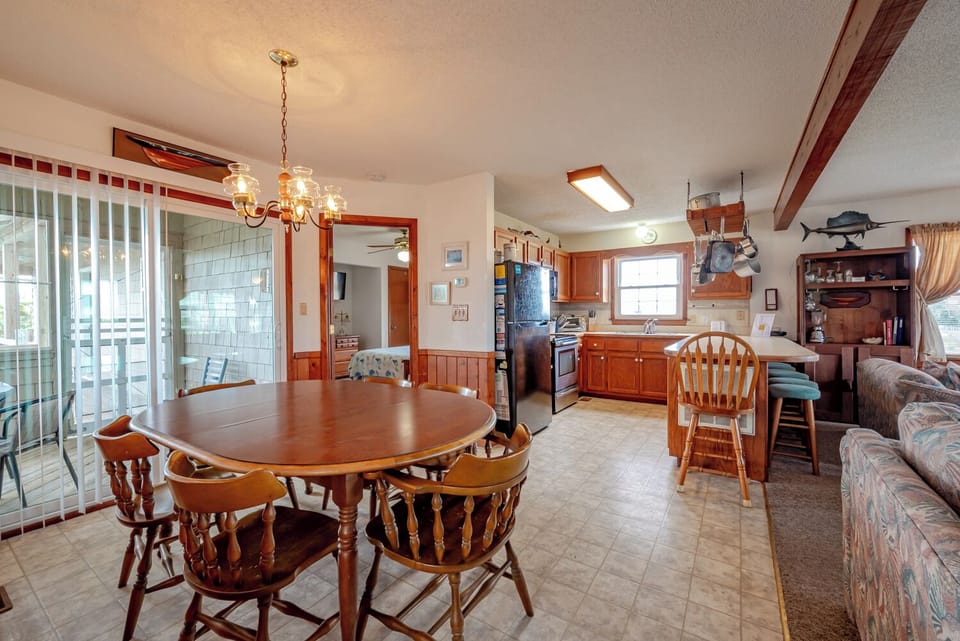 Mid-Level Dining/Kitchen Area