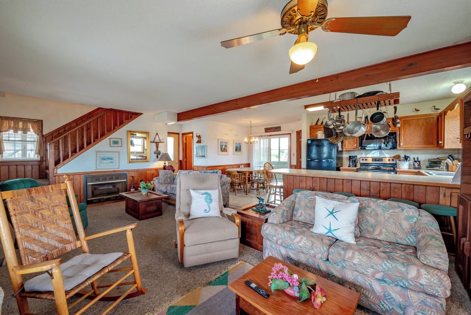 Mid-Level Living/Kitchen/Dining Area