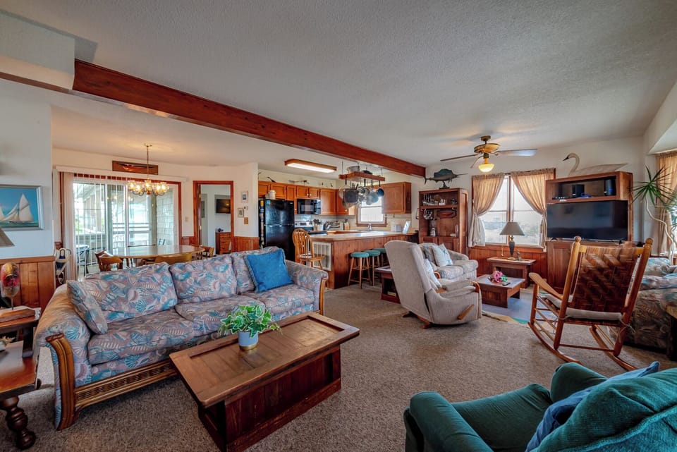 Mid-Level Living/Dining/Kitchen Area