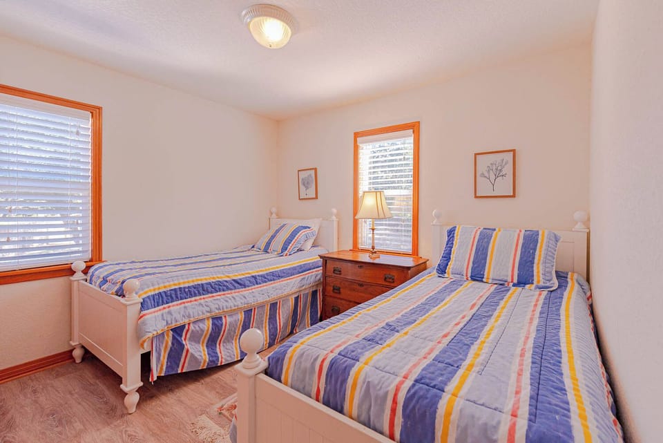 Mid-Level Bedroom w/2 Singles