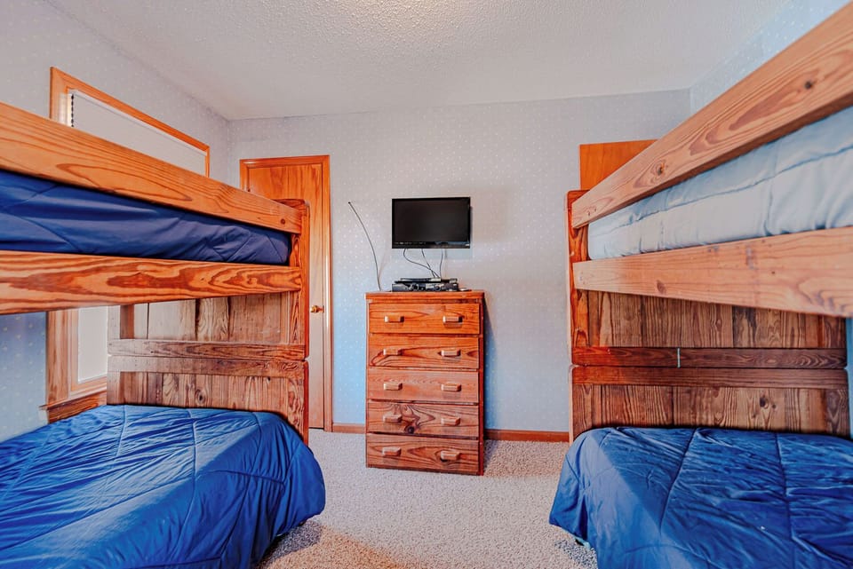 Mid-Level Bedroom w/2 Bunk Sets