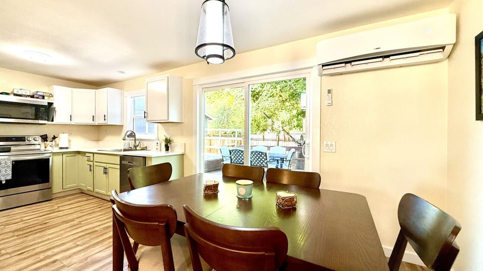 Dining Room seating for up to 6