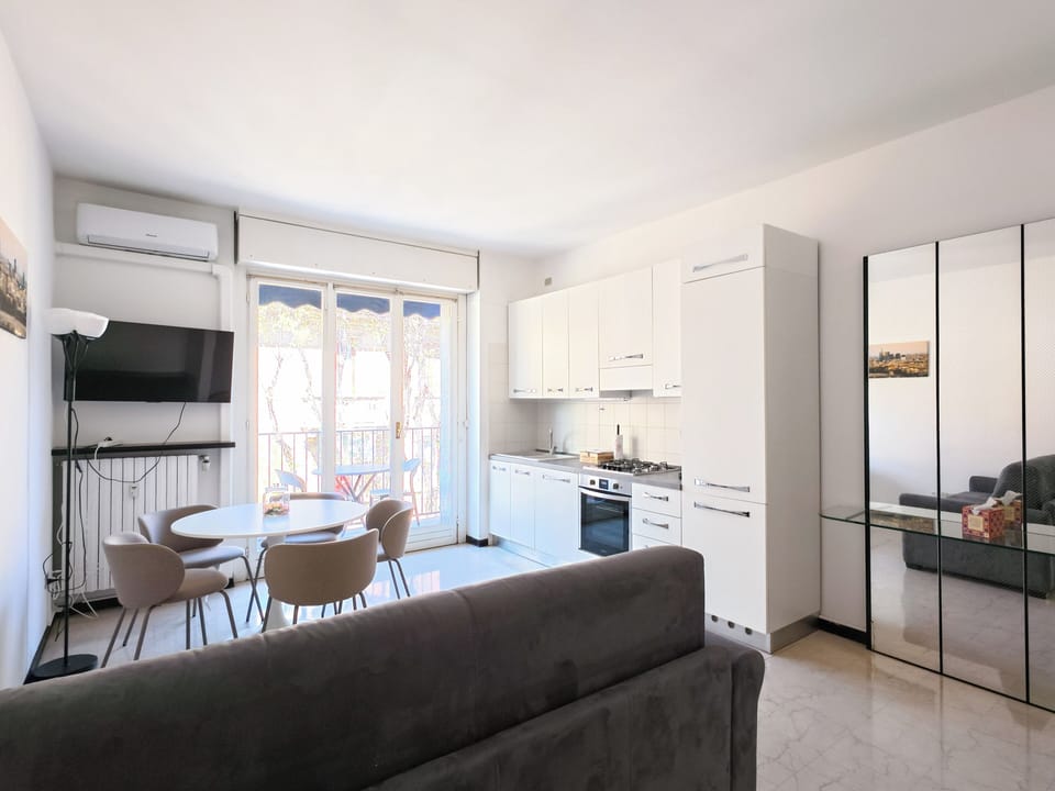 Comfort Apartment, Balcony, City View | Living area