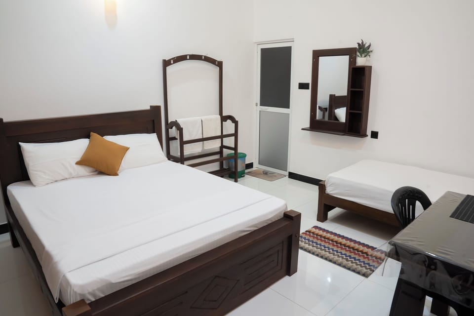 Deluxe Triple Room | Desk