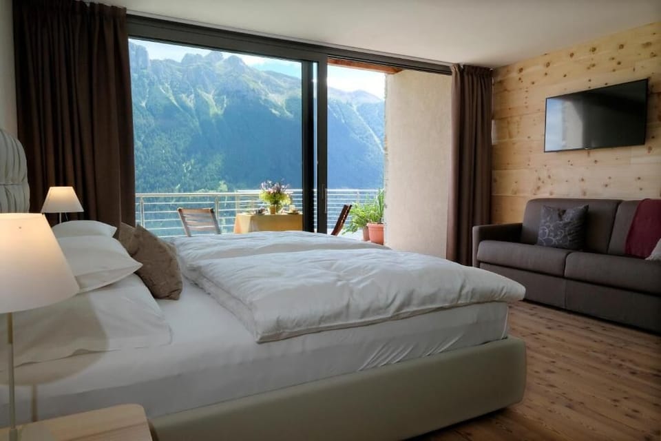 Premium bedding, down comforters, WiFi (free)