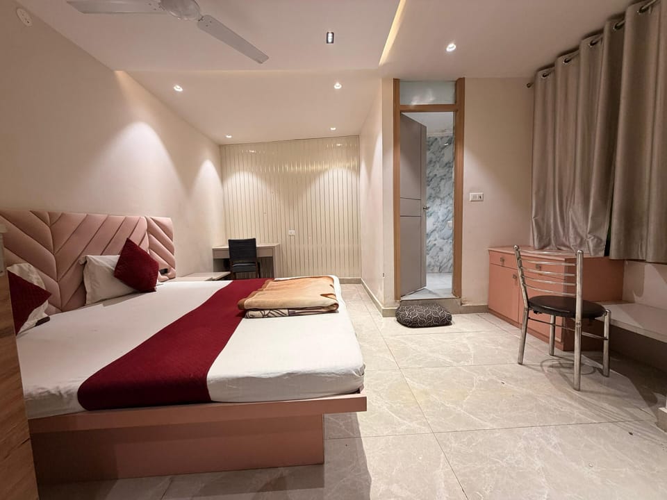 Economy Double Room | In-room safe, desk, laptop workspace, blackout drapes