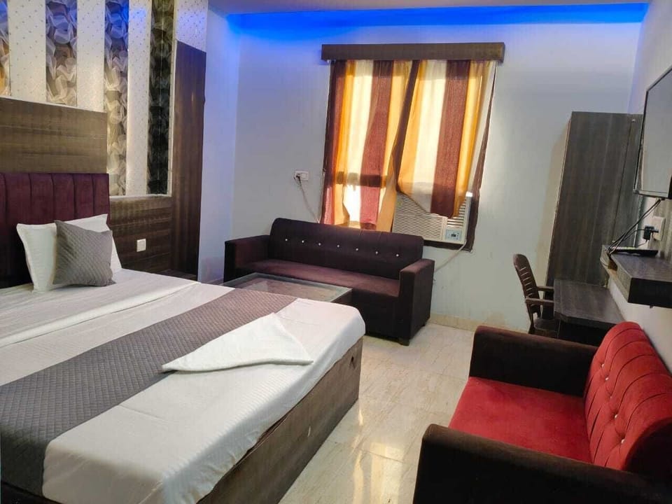 Economy Double Room | In-room safe, desk, laptop workspace, blackout drapes