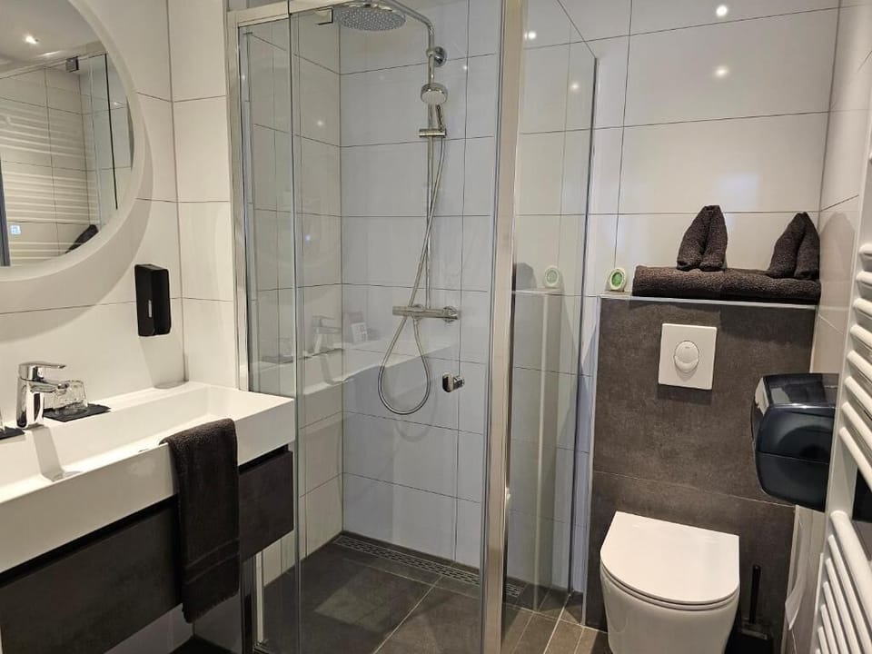 Deluxe Twin Room, Balcony, Sea View | Bathroom | Shower, hair dryer, towels