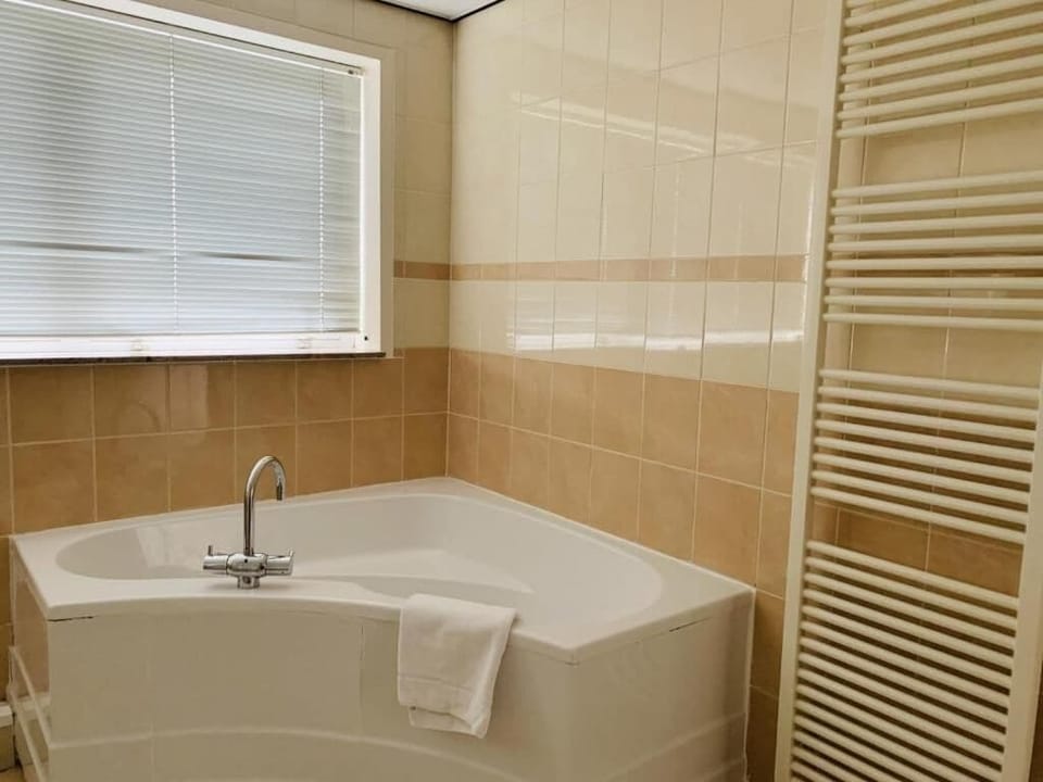 Comfort Twin Room, City View | Bathroom