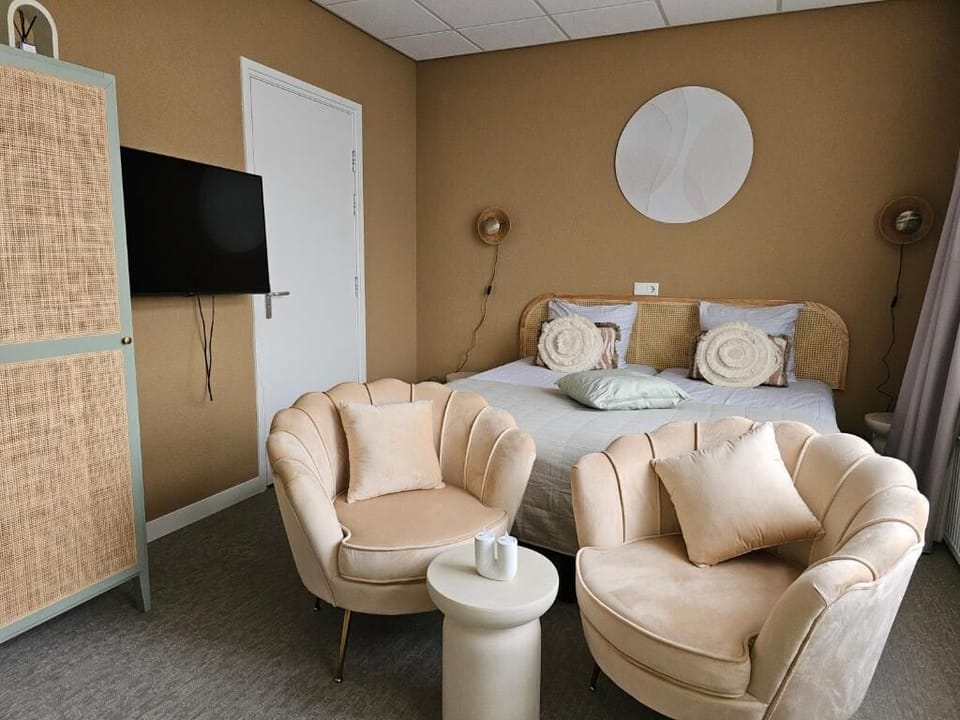 Deluxe Twin Room | In-room safe, desk, free WiFi