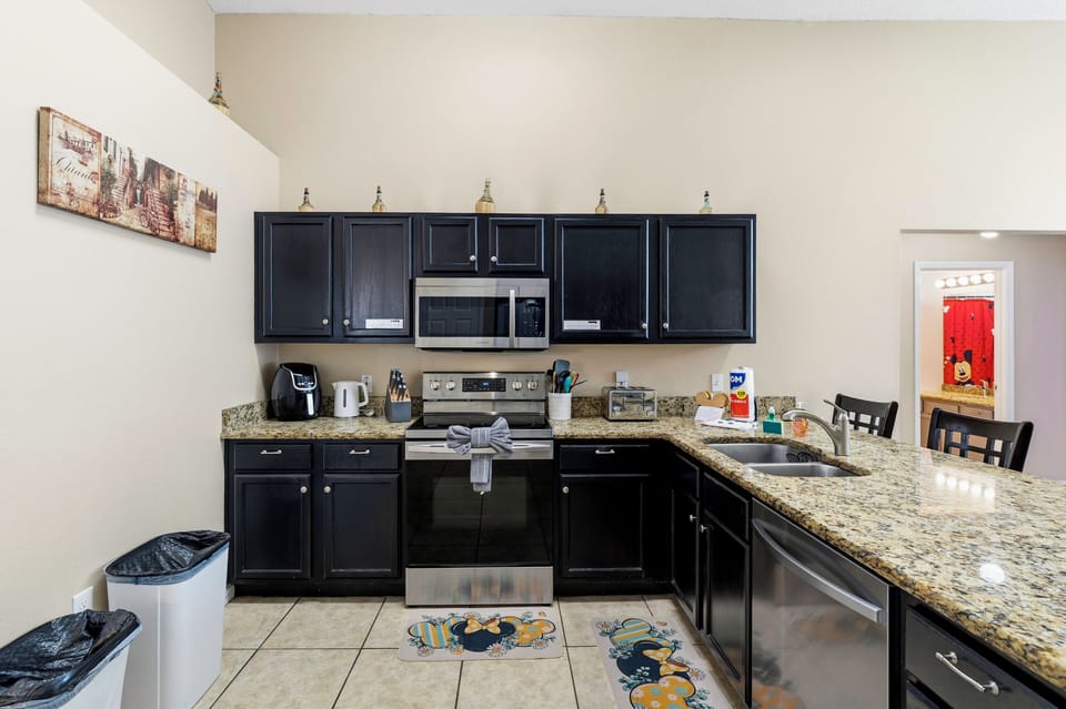 House, 5 Bedrooms, Private Pool, Lakeside | Private kitchen | Full-size fridge, microwave, oven, stovetop