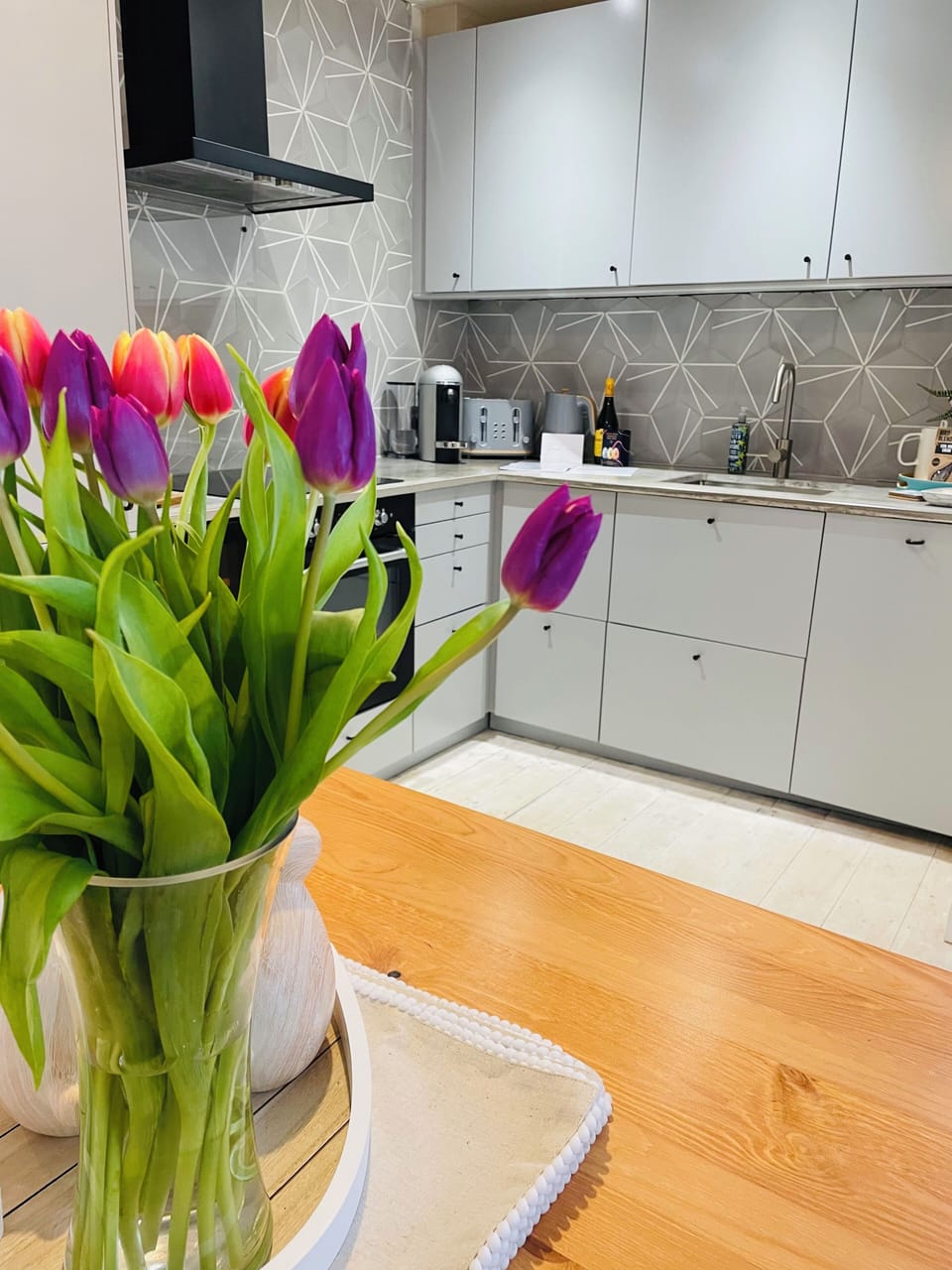 Kitchen including dining table