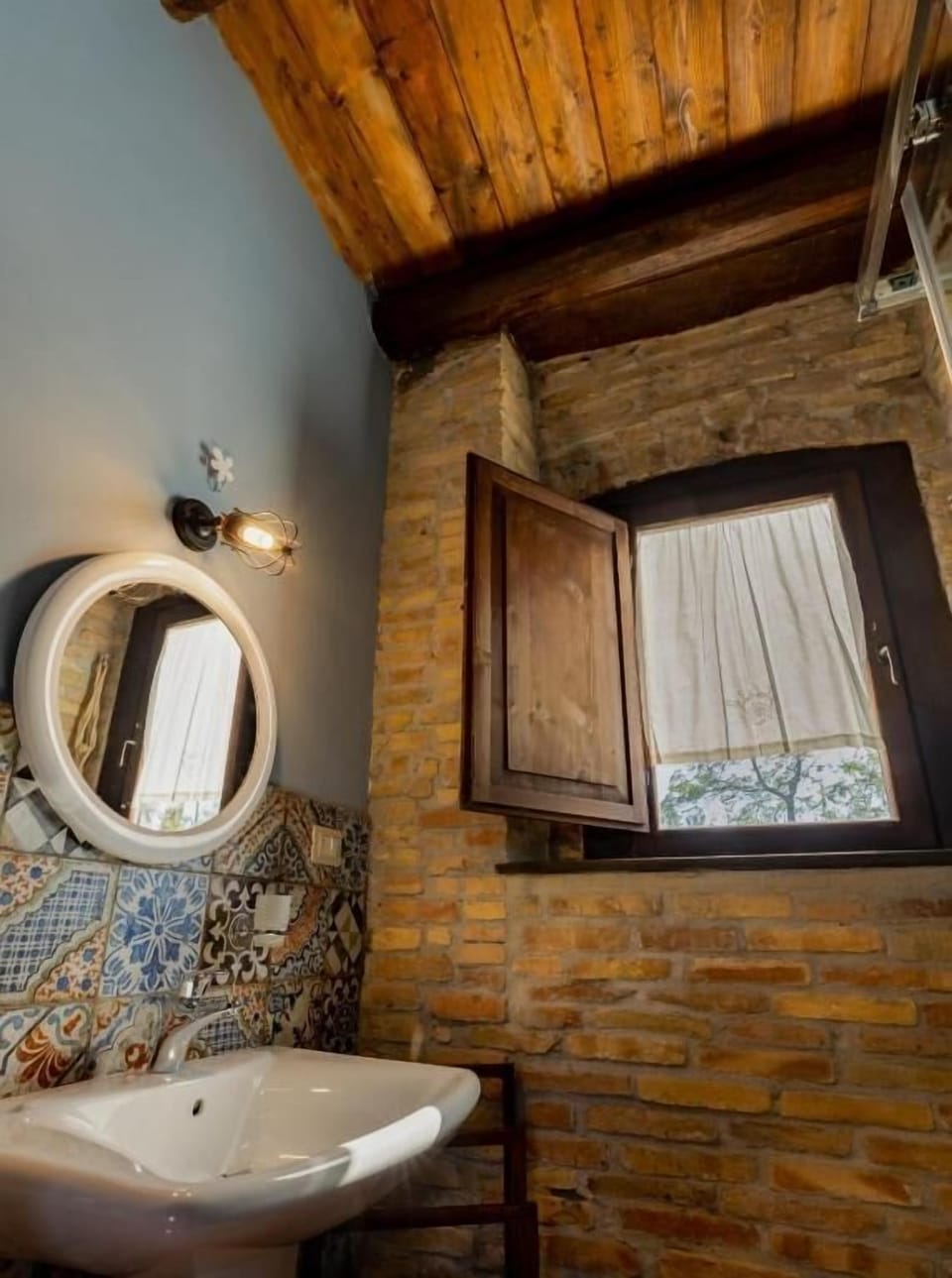 Shower, free toiletries, hair dryer, bidet