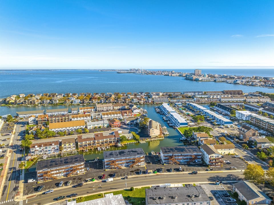 Neighborhood overview highlighting canals, marinas, and easy access to restaurants, shops, and the beach.