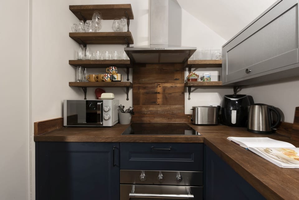 Kitchen with kettle, toaster, and microwave - Stay Ca Holidays