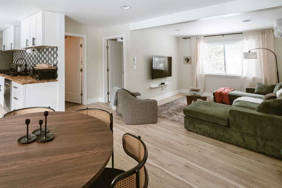 Living Room: Bright and spacious with chic décor, perfect for relaxation and gathering with friends!