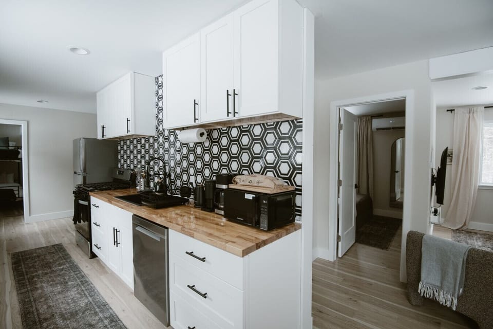 Stylish Kitchen: Modern design with hexagonal backsplash and all the tools for culinary adventures!