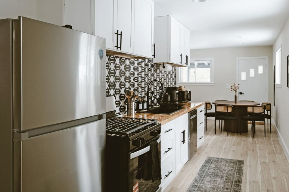 Kitchen: Whip up delicious meals in this stylish kitchen, complete with chic hexagonal backsplash!