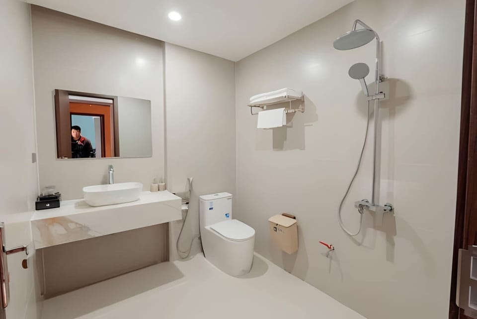 Superior Room | Bathroom | Shower, hair dryer, towels, toilet paper