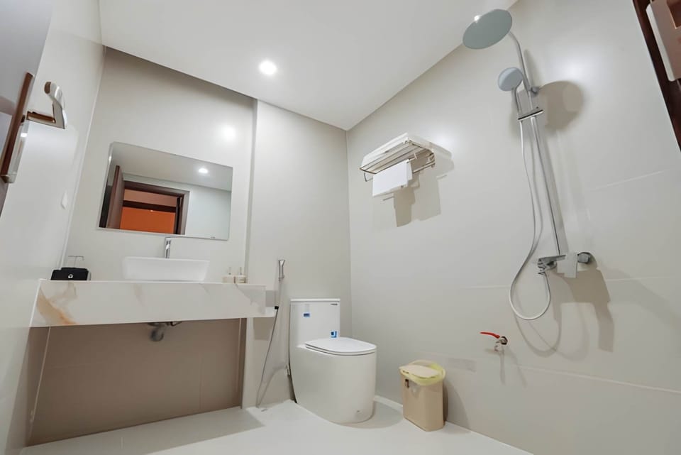 Shower, hair dryer, towels, toilet paper