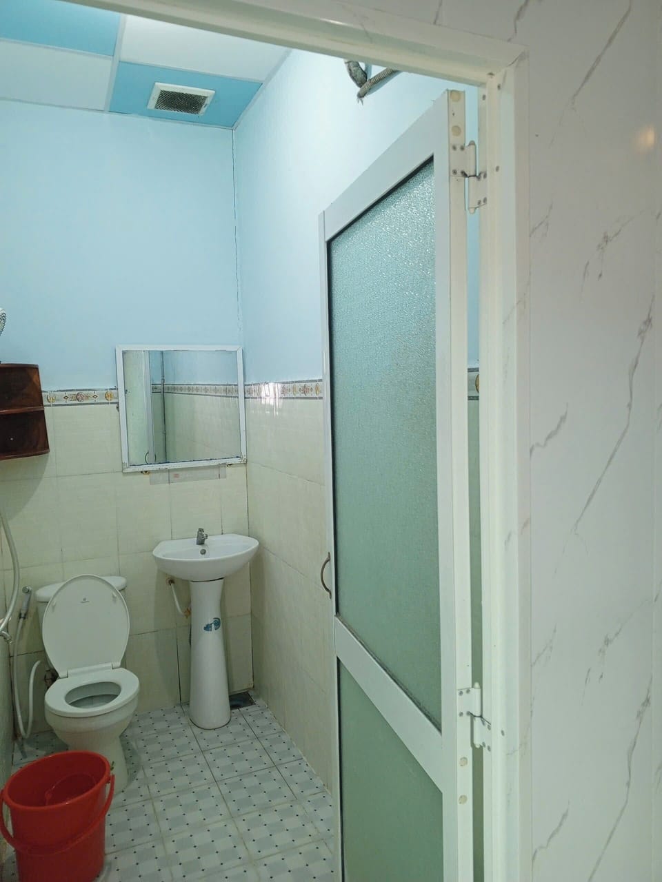 Comfort Double Room Single Use, Courtyard View | Bathroom | Shower, free toiletries, bidet, towels