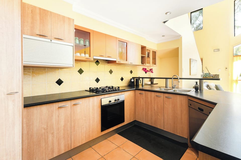 House, 4 Bedrooms, Balcony | Private kitchen