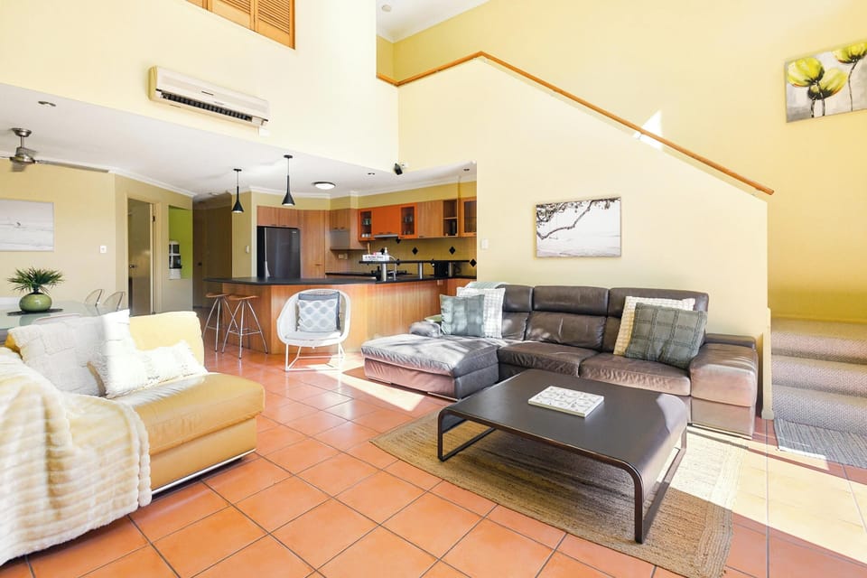 House, 4 Bedrooms, Balcony | Living area