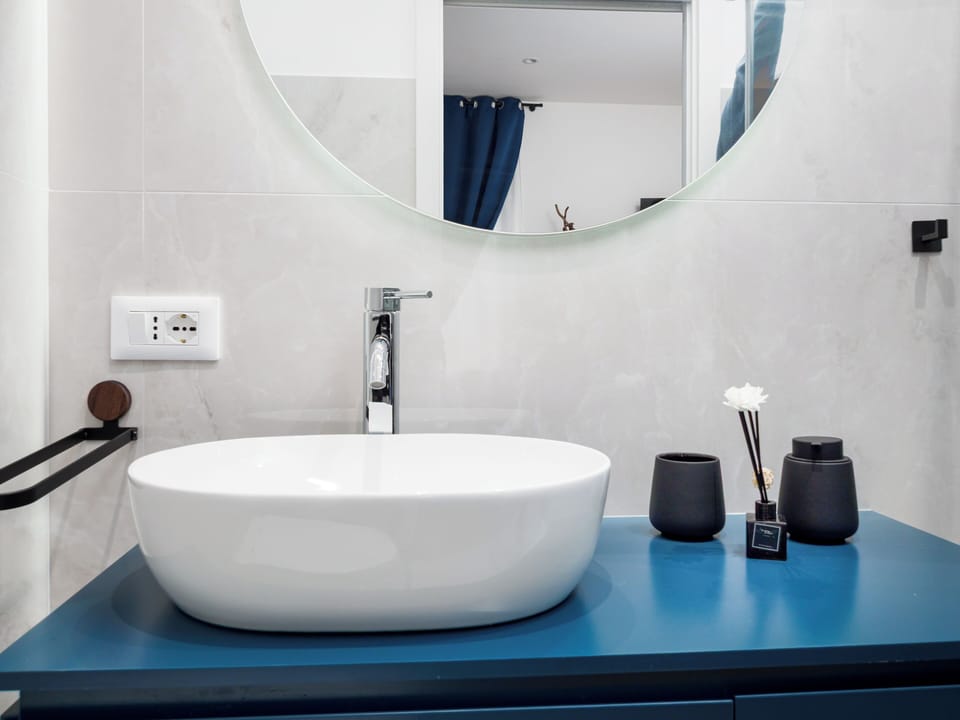 Design Double Room | Bathroom | Shower, hair dryer, towels, soap