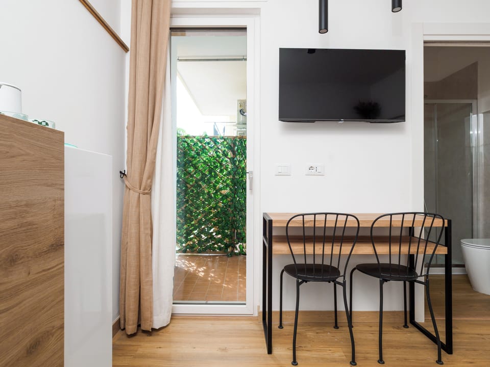 Deluxe Double Room, Balcony | Interior