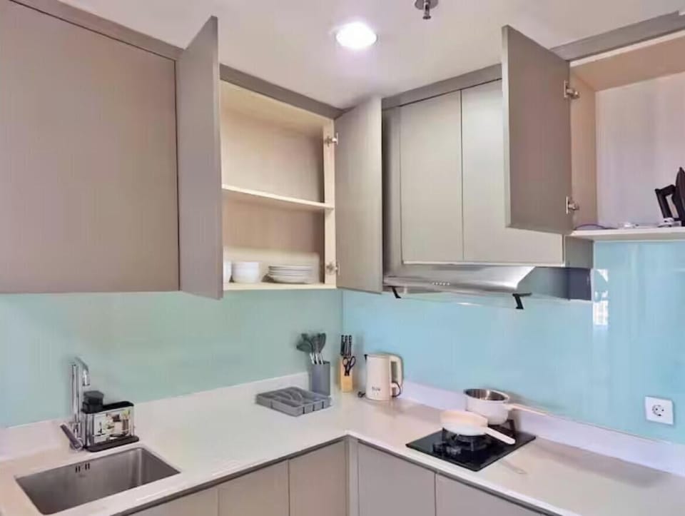 Fridge, microwave, stovetop, cookware/dishes/utensils
