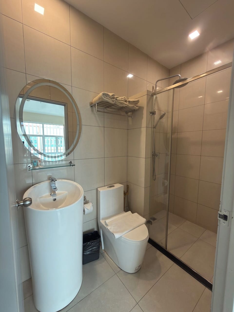 Family Room, Non Smoking | Bathroom | Shower, bidet, towels, soap