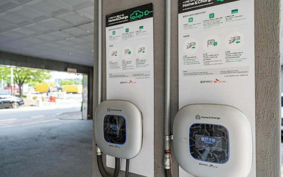 Electric vehicle charging station