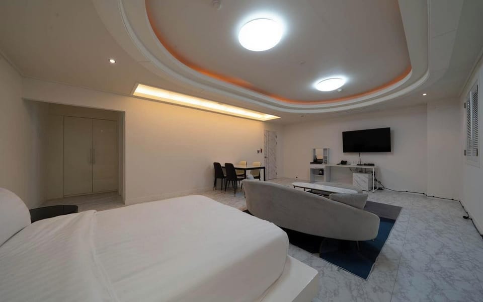Suite | Free WiFi, bed sheets