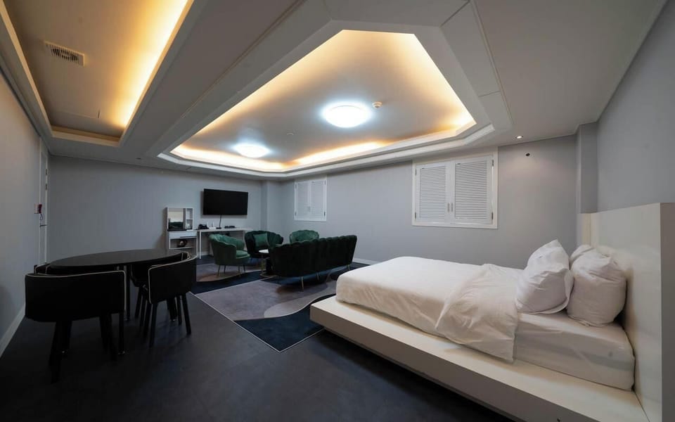 Suite | Free WiFi, bed sheets
