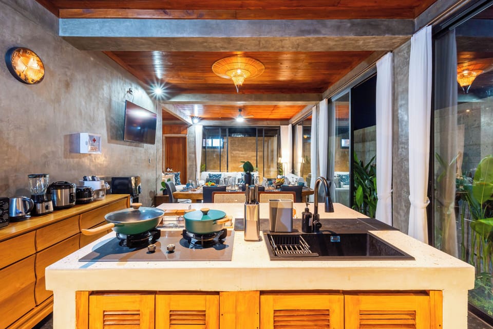 Deluxe Villa | Private kitchen | Highchair, cookware/dishes/utensils