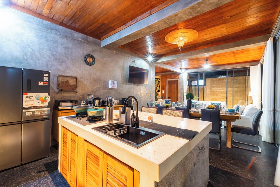 Deluxe Villa | Private kitchen | Highchair, cookware/dishes/utensils
