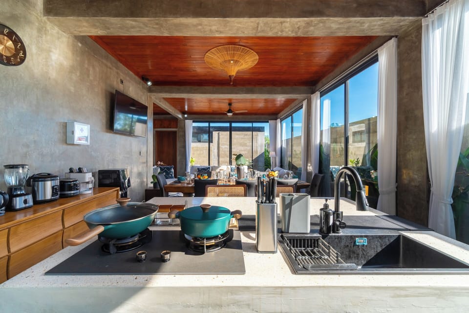 Deluxe Villa | Private kitchen | Highchair, cookware/dishes/utensils