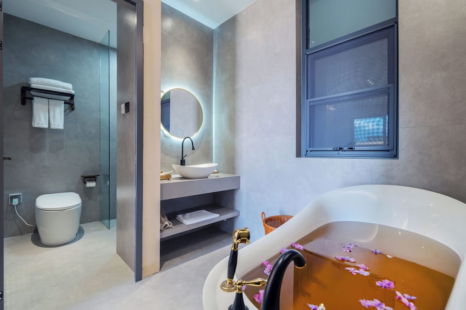 Comfort Double Room, Garden View | Bathroom | Free toiletries, hair dryer, slippers, towels