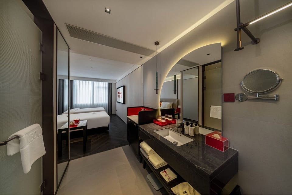Qinxin Twin Room | Desk, laptop workspace, soundproofing, iron/ironing board