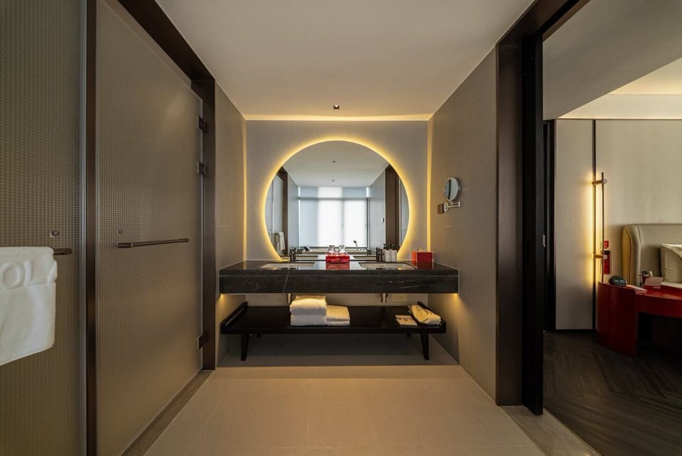 Jiaming Suite | Desk, laptop workspace, soundproofing, iron/ironing board
