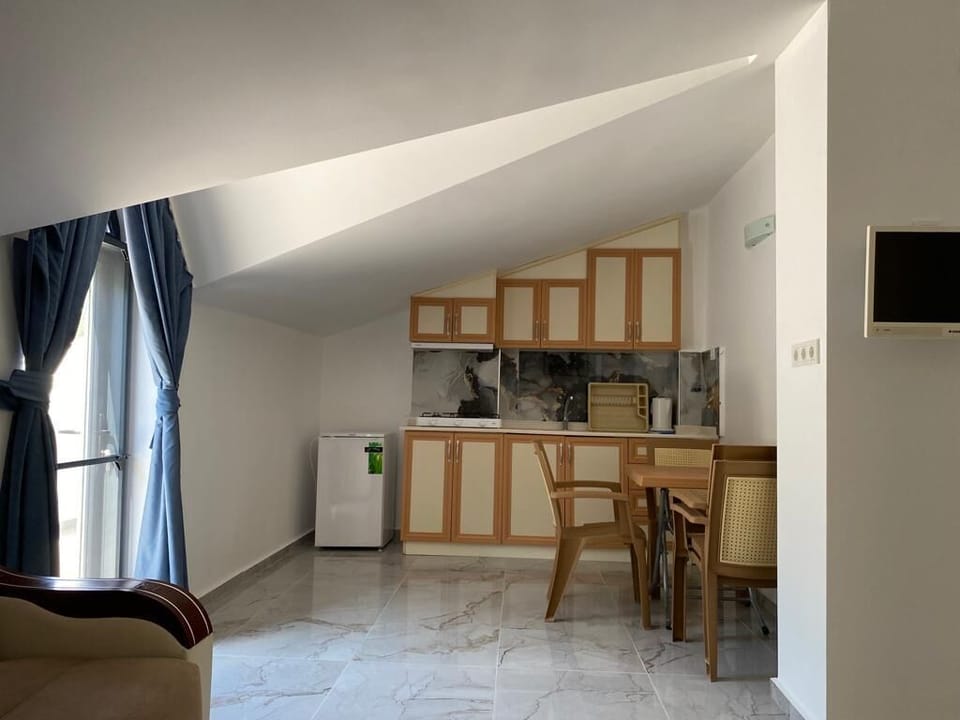 Standard Apartment | Private kitchen | Fridge, stovetop, cookware/dishes/utensils