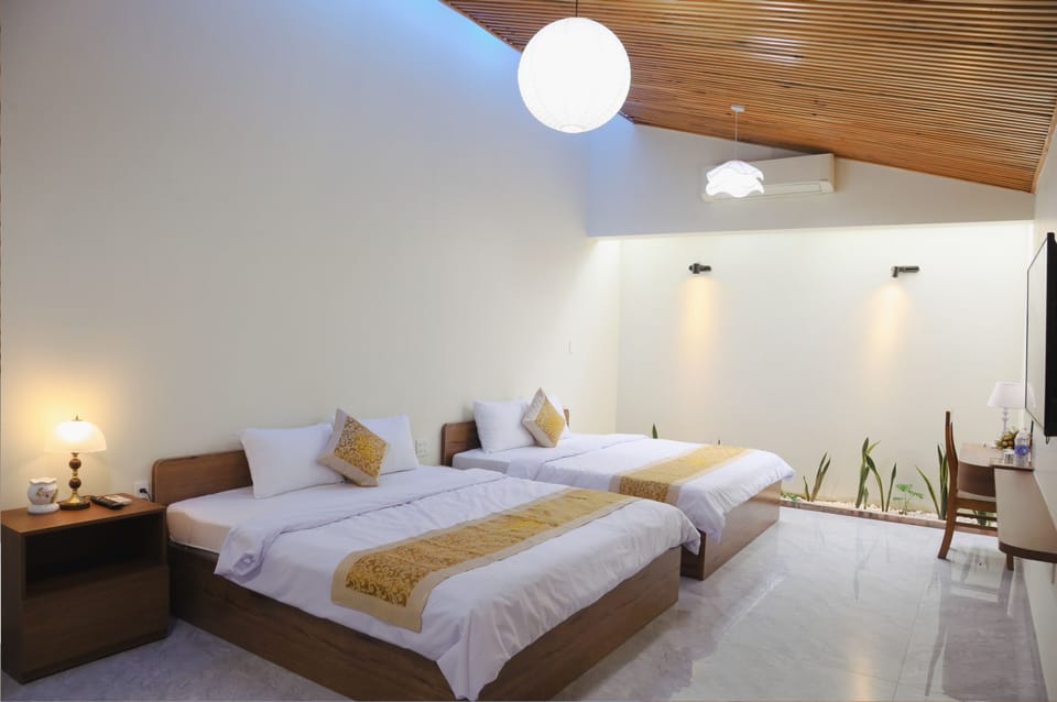 Deluxe Quadruple Room, Air conditioning | Iron/ironing board (on request), WiFi (free)