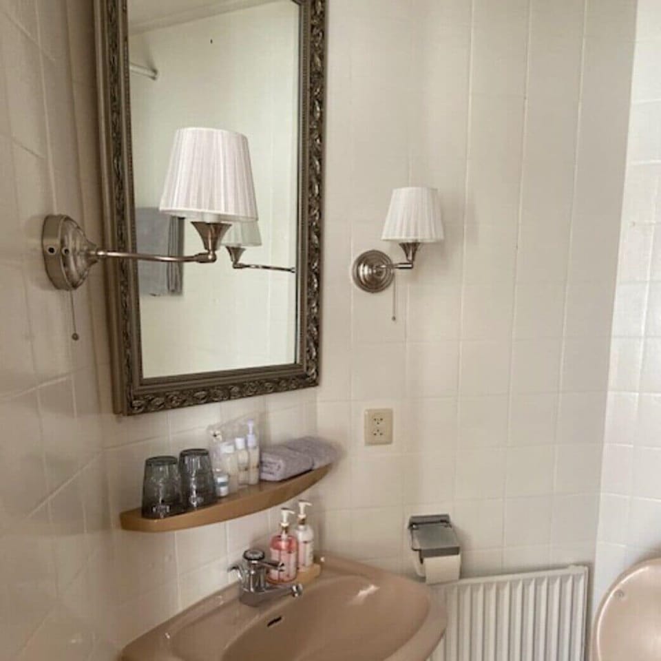 Classic Double Room | Bathroom | Towels