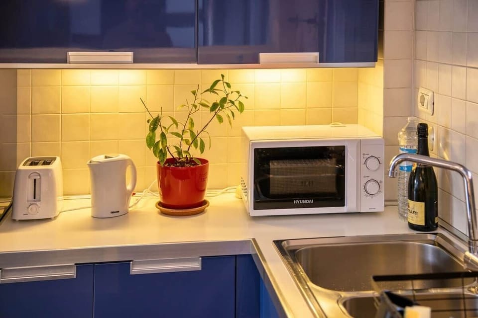 Cucina accessoriata con elettrodomestici essenziali: forno a microonde, tostapane e bollitore rapido inclusi nella dotazione