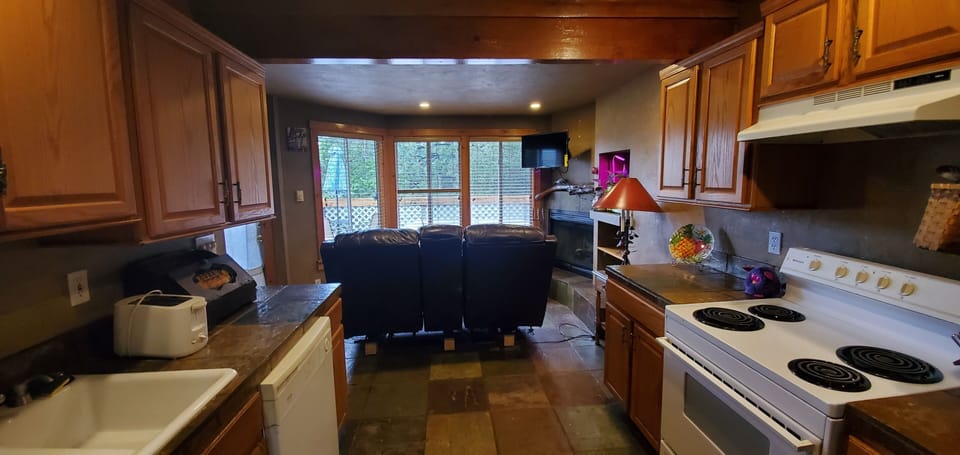 Standard Room, 1 Queen Bed, Non Smoking (Grand View - Pet Friendly) | Interior