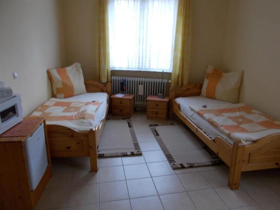Basic Double or Twin Room, Garden View | In-room safe, desk, iron/ironing board, free WiFi
