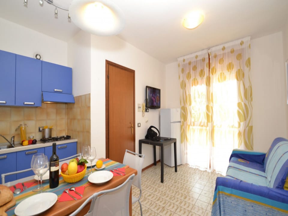 Apartment, 1 Bedroom, Balcony | Dining room